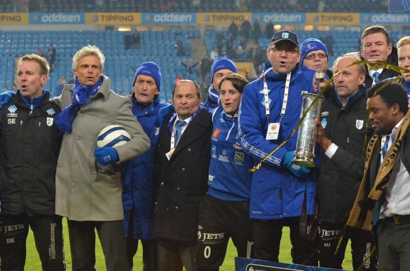 Jan nummer tre frå venstre saman med Hødd-familien under feiringa av cupfinalegullet på Ullevål-matta i november 2012. Foto: Arne Flatin