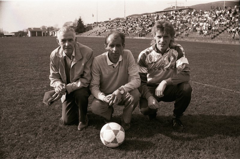 Tre generasjonar Ulfstein på Hødd. Fotografert i 1989. Frå venstre Josef, Jan og Egil Foto: Arne Flatin