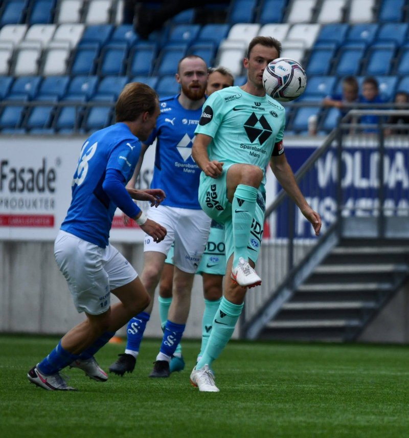 NM: Isak i aksjon mot Fredrik Aursnes og Molde. (FOTO: Arne Flatin)