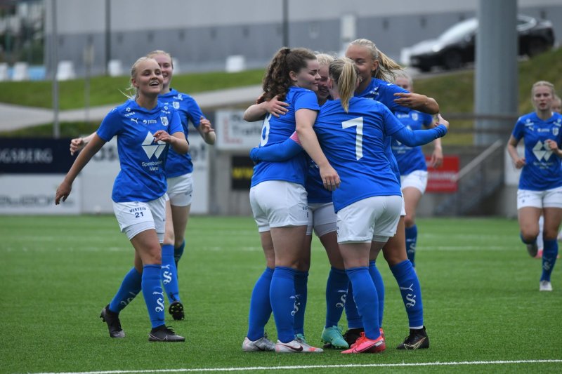 Damelaget feirar scoring mot Molde. (Foto: Arne Flatin)